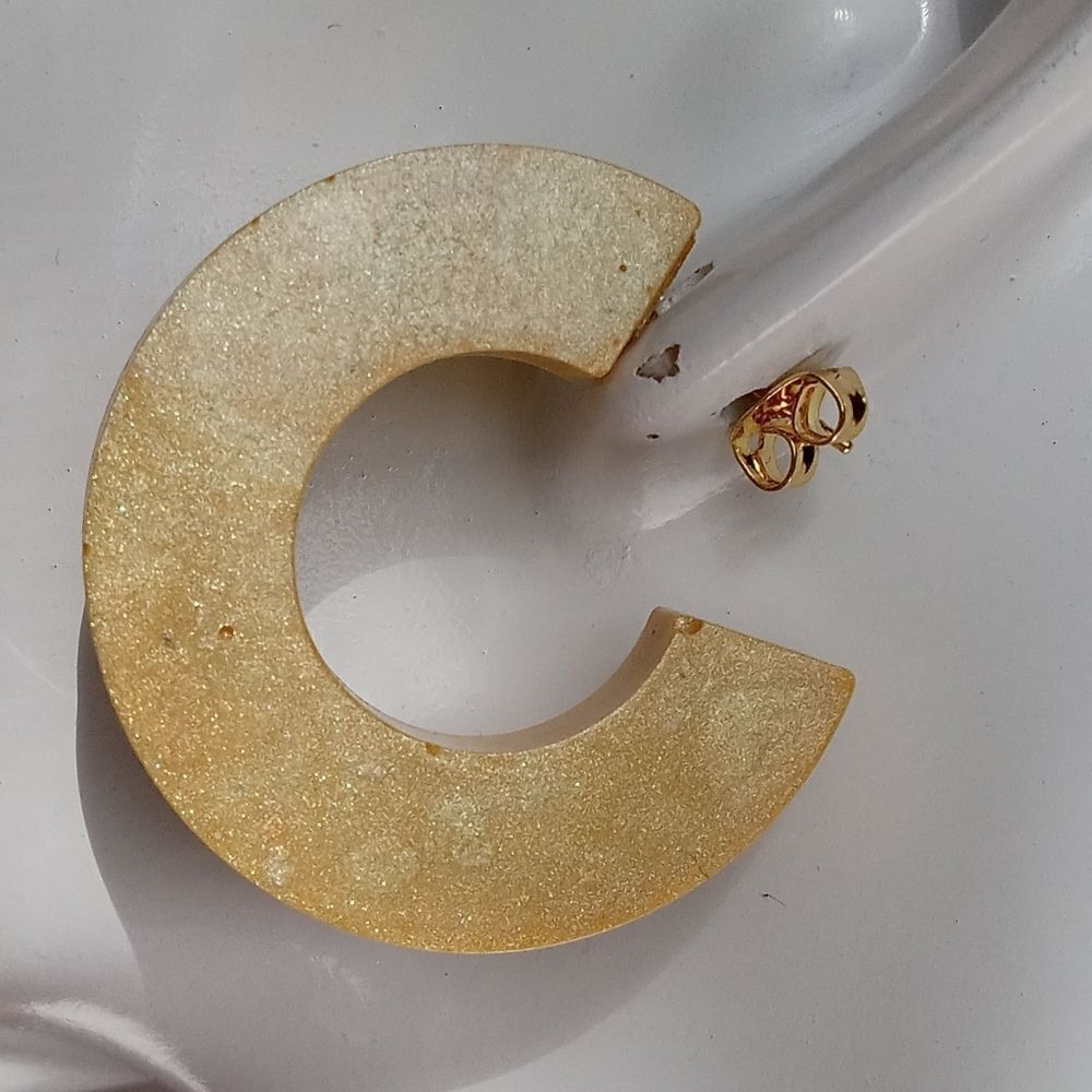 Yellow resin hoop earrings - Picture 3 of 3